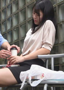 社内でも人気の美人OL嬢が変質者の餌食に･･･。キッチンカーで行われる悲劇の数々！休憩中だったOLを車内に誘い中出しセックス！