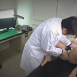 悪徳産婦人科のベッドの上は危険がいっぱい！電マでイカされ挿入されちゃう女性患者！