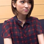 おじさんのためにセクシーな下着をつけてセックスの相手をするスレンダー美少女
