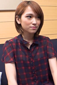おじさんのためにセクシーな下着をつけてセックスの相手をするスレンダー美少女