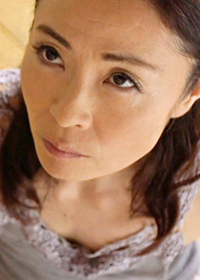 欲求不満を募らせ台所でオナニーに耽る母。オナニーで満足出来ずに倅の肉棒にしゃぶりつく淫乱発情母と禁断の情事!