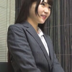 留学帰りのお嬢さん、面接に来て晒されるパイパン無毛地帯！