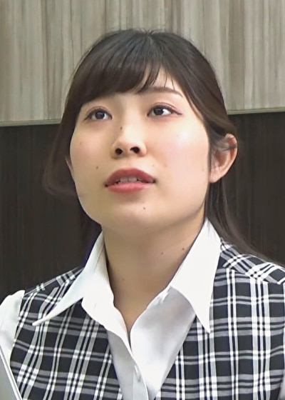 受付嬢を狙う男の凶行!カウンターの下から愛撫され感じ始める受付嬢の喘ぎ声!