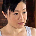 妻の出産を控え実家に戻った僕達。久々に会った母の無防備にチラ見せする乳首がエロ過ぎて･･･！