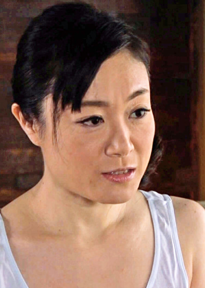 妻の出産を控え実家に戻った僕達。久々に会った母の無防備にチラ見せする乳首がエロ過ぎて・・・!