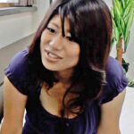 AV鑑賞でオナニー中の欲求不満の巨乳お母さんが愚息に見られて苦し紛れの中出しセックス！