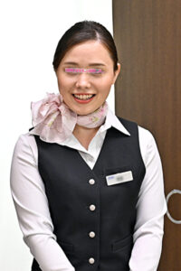 しごいてしゃぶってヌキまくり！！大手航空会社勤務の憧れのキャビンアテンダントが無数に生えた壁ち○ぽの即ヌキに挑戦！黒パンスト美脚CAうみかさん